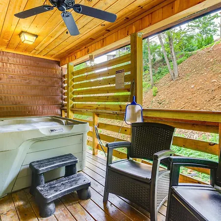 Pet-Friendly Gatlinburg Cabin About 2 Mi To Downtown!
